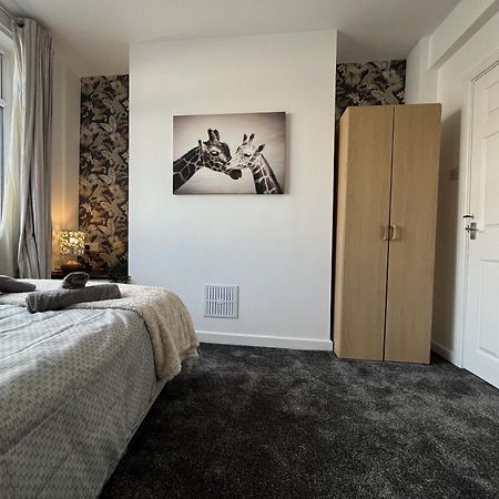 Modernised Central Wigan Townhouse Sleeps Up To 6 Екстер'єр фото