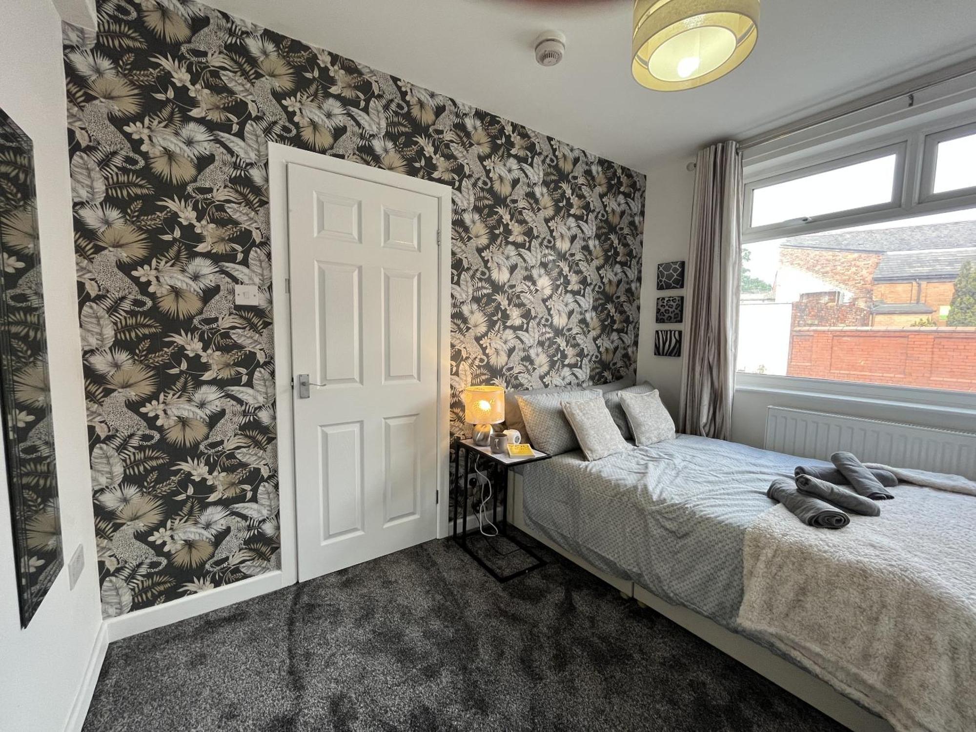 Modernised Central Wigan Townhouse Sleeps Up To 6 Екстер'єр фото